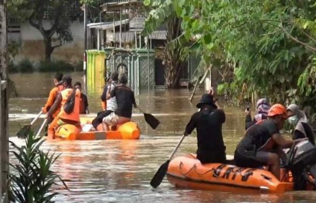 Foto: Patugas mengevakuasi warga ke tempat yang lebih aman