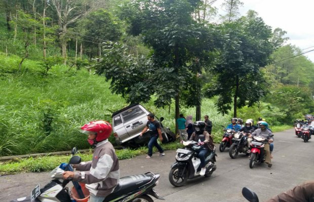Foto: Mobil Isuzu Panther yang terguling di Jalan Rajekwesi, Klemuk, Kota Batu