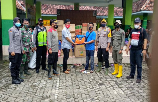 Foto: Penyerahan bantuan melalui pemerintah desa