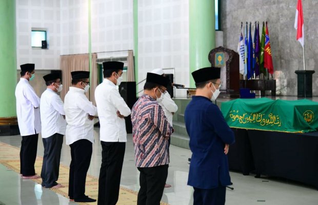 Foto: Presiden Jokowi turut menshalatkan jenazah almarhum Artidjo Alkostar (dok. BPMI Setpres)