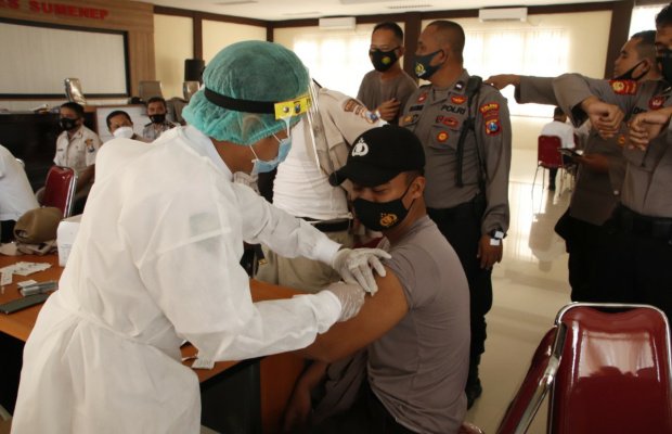 Foto: vaksinasi terhadap petsonel polres sumenep