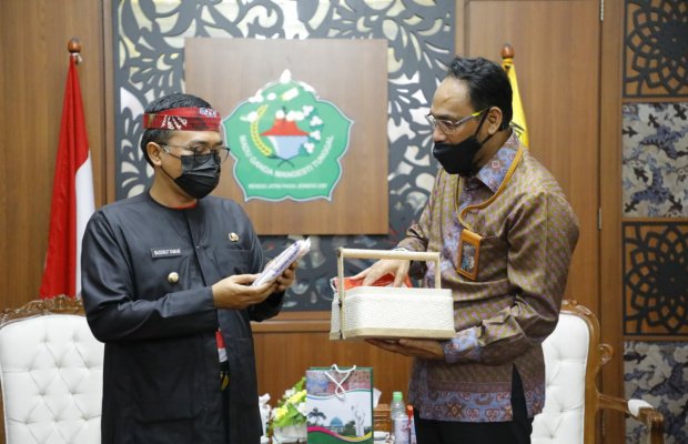 Foto: Bupati Pamekasan Bersama Pihak PT. Garam Persero Di Peringgitan Dalam Ronggosukowati