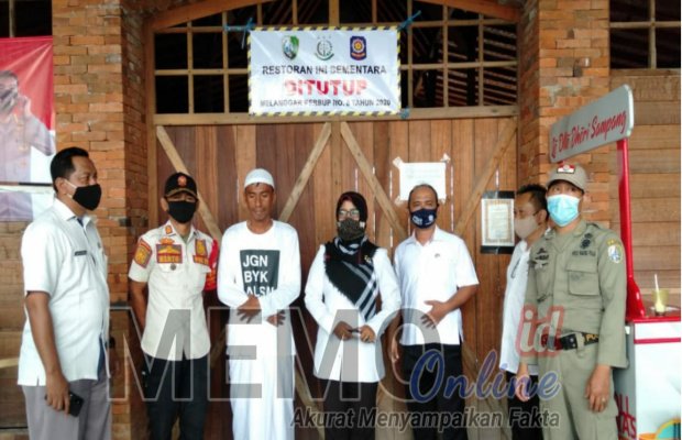Foto : Pemilik RM Asela didampingi petugas pemkab Sampang