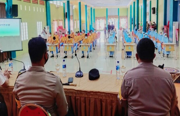 Foto: Kapolres Lumajang (kiri) saat menyampaikan perkataannya
