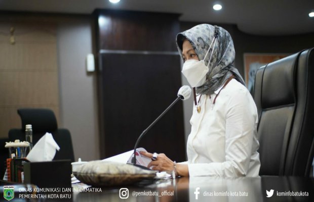 Foto: Wali Kota Batu, Dra. Hj. Dewanti Rumpoko, M.Si, saat  mengikuti Rapat Evaluasi PPKM Mikro 