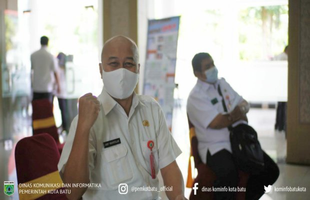 Foto: Salah satu Pejabat ASN Pemkot Batu, usai menerima suntikan vaksinasi Covid-19.