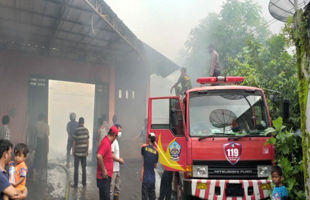 Foto : Petugas pemadam kebakaran saat memadamkan api di salah satu gudang di Pasar Kwanyar, Bangkalan