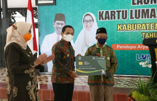 Foto: Bupati Didampingi Wabup memberikan kartu mengaji secara simbolis