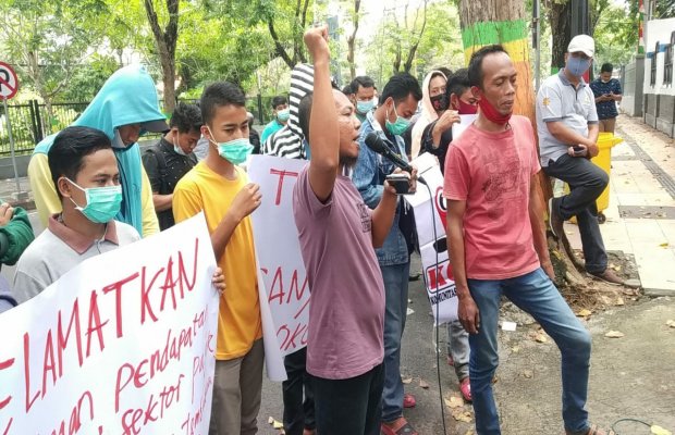 Foto: Aksi Demo LSM KOMAD di Depan Kantor Bea Cukai Madura
