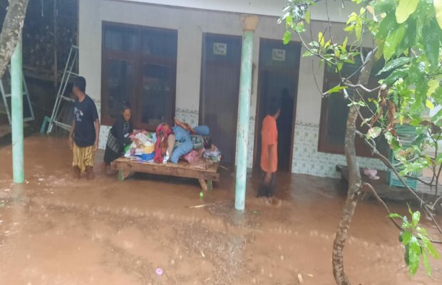 Foto: Warga usai menyelamatkan barang - barang