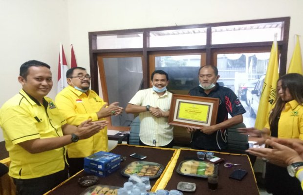 Foto: Ketua DPD Partai Golkar Kota Batu saat memberikan penghargaan 