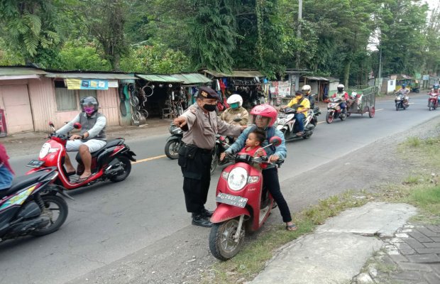 Foto : Himbauan Prokes ke Pengguna Jalan serta Pedagang di Wilayah Sumbersari