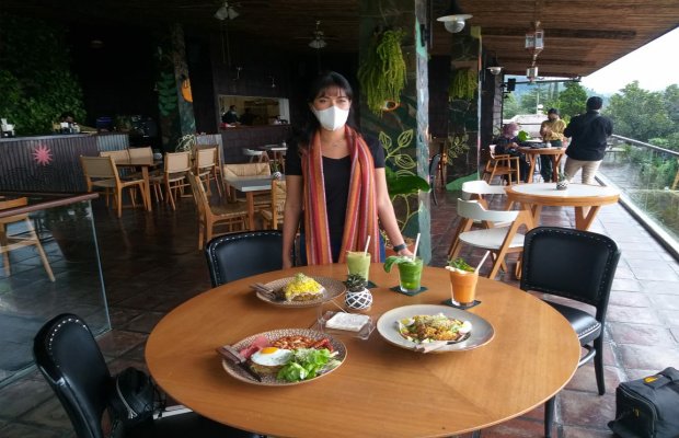 Foto:Manager Marketing Hill House Batu saat menunjukkan menu breakfast