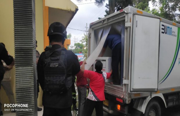 Foto: Vaksin diturunkan dari kendraan pengangkut