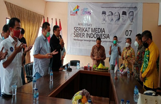 Foto: Potong tumpeng dan doa bersama di HUT ke-4 SMSI