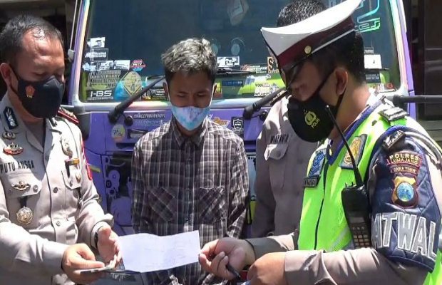 Foto: Kasat Lantas Polres Lumajang AKP I Putu Angga Feriyana (kiri)