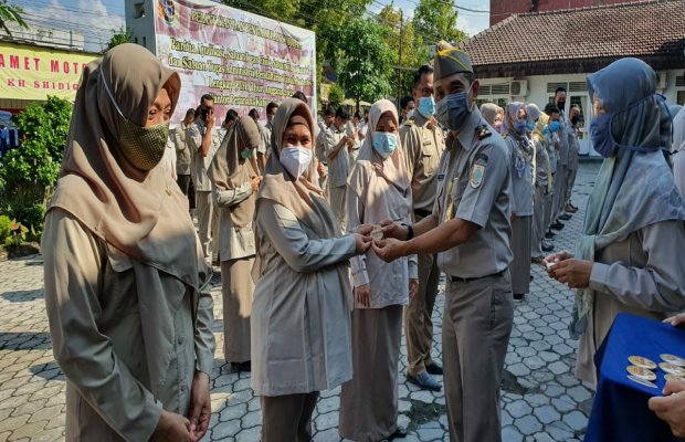 Foto: Penyematan Pin ZI WBK oleh Sugeng Muljo Santoso