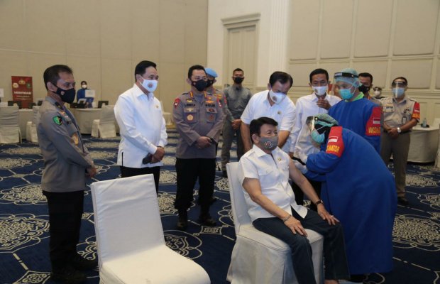 Foto: Proses vaksinasi terhadap purnawirawan Polri
