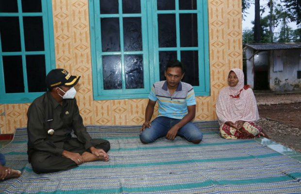 Foto: Bupati Sumenep Ach. Fauzi saat mengunjungi salah satu rumah keluarga korban tenggelam