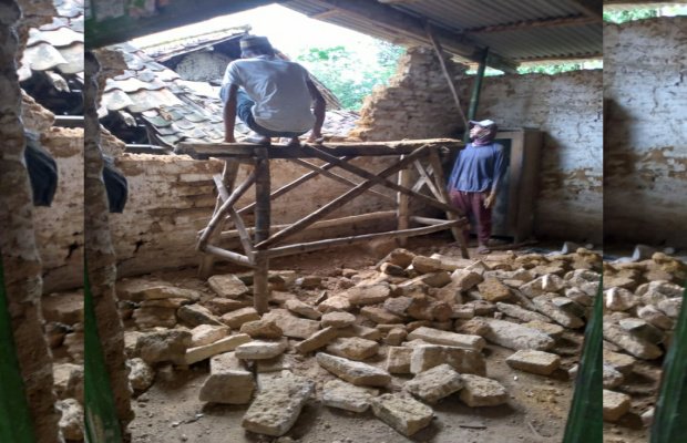 Foto: warga bergotong royong merehab rumah nyi Asma