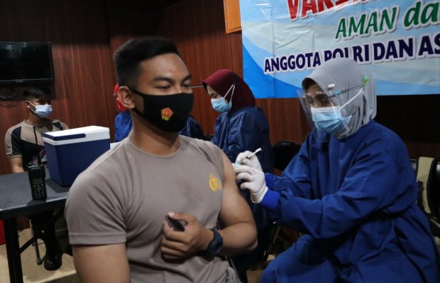 Foto: Anggota polres Lumajang menjalani vaksinasi covid-19 tahap 2