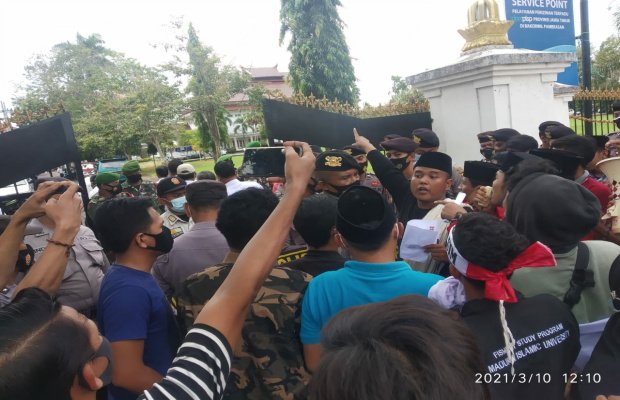 Foto: Aksi Demo GMNI Pamekasan Sempat Saling Dorong Dengan Polisi