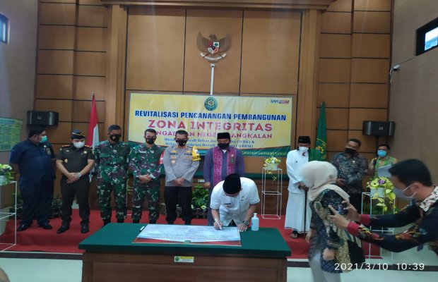 Foto : Bupati Bangkalan, R Abdul Latif Amin Imron saat menandatangani pencanangan Zona Integritas di PN setempat