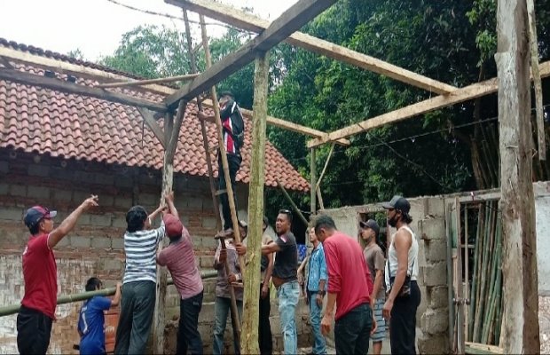Foto: Rumah Leman di perbaiki hasil gotong royong dari Lembaga Swadaya Masyarakat (LSM) Ampuh