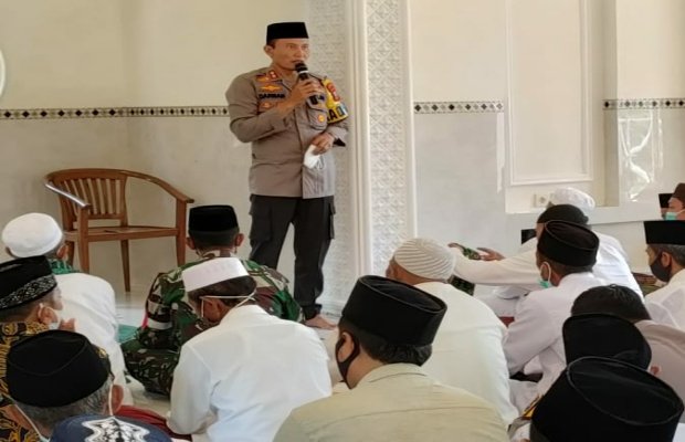 Foto: Kapolres Sumenep saat shalat Jum'at di Kec. Talango