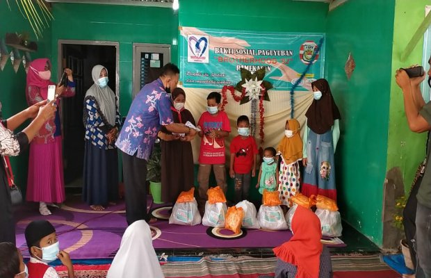 Foto: Nur Hidayat Saat Serahkan Santunan Kepada Anak Yatim