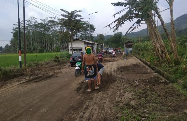 Foto: Gotong-royong perbaikan jalan