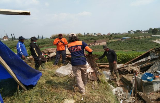 Foto: Dokumentasi Tim FPRB saat menangani bencana alam puting beliung tahun 2018 