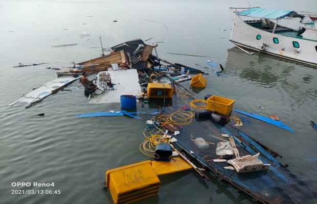Foto: Perahu motor kayu yang meledak di pelabuhan Raas Sumenep