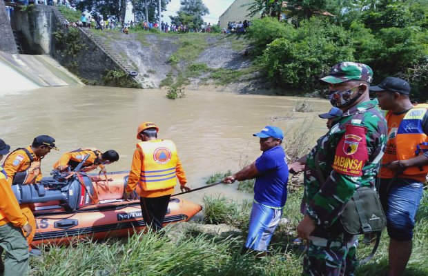 Fpto: Petugas gabungan saat menyiapkan kapal motor untuk melakukan Pencarian korban tenggelam