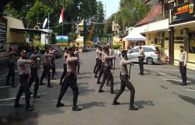 Foto: Anggota Satsabhara Polres Lumajang berlatih drill tongkat