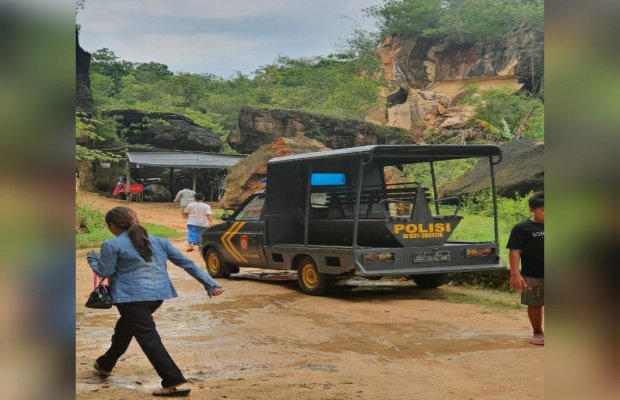 Foto : Proses Evakuasi Longsor di Bukit Kapur Arosbaya