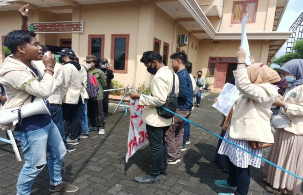 Foto: para Demonstran saat melakukan aksi unjuk rasa di Kampus STKIP PGRI Sumenep