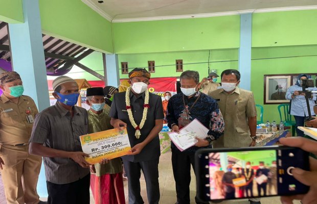 Foto: Bupati Sumenep Ach. Fauzi saat menyerahkan bantuan