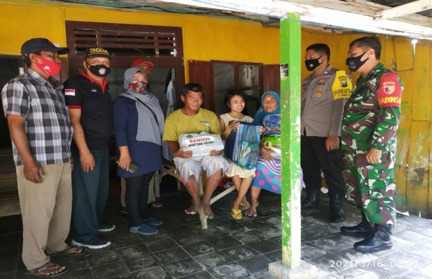 Foto: Dinsos Pamekasan Saat Serahkan Bansos Kepada Keluarga Halimatus