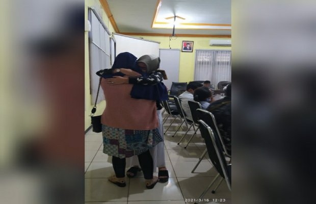 Foto : Ambar Pramudya Wardani saat memeluk korban pelecehan seksual.