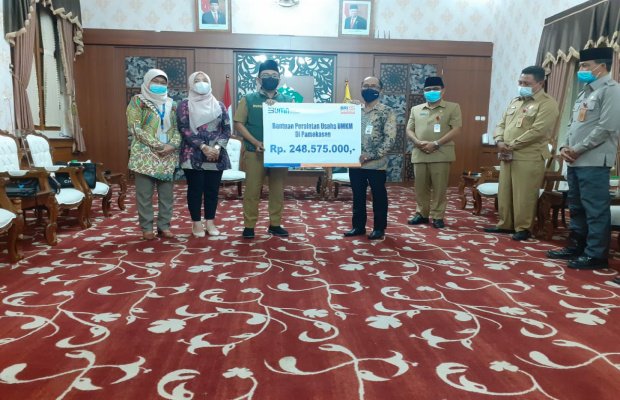 Foto: Bupati Pamekasan Terima Dana CSR Dari Bank BRI Secara Simbolis
