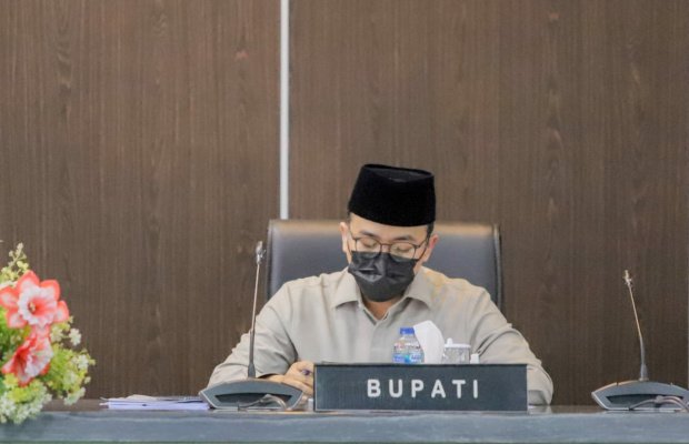 Foto: Bupati Pekasan, H. Baddrut Tamam Diruang Rapat DPRD Pamekasan
