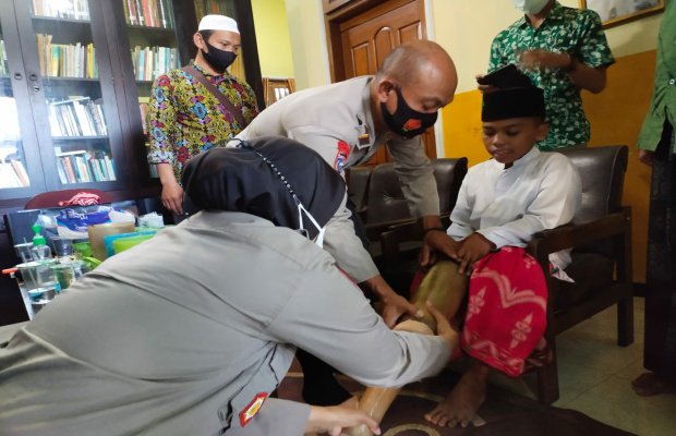 Foto :AKP Yuliati Suviani pasang kaki palsu pada fawaidul Umam