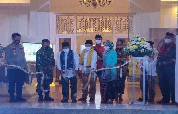 Foto: Bupati Bekasi, Eka Supria Atmaja, gunting pita peresmian