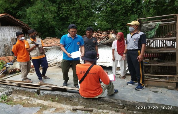 Foto: Kades Durbuk, Waka Polsek Pademawu dan BPBD Saat Dirumah Mistiyah