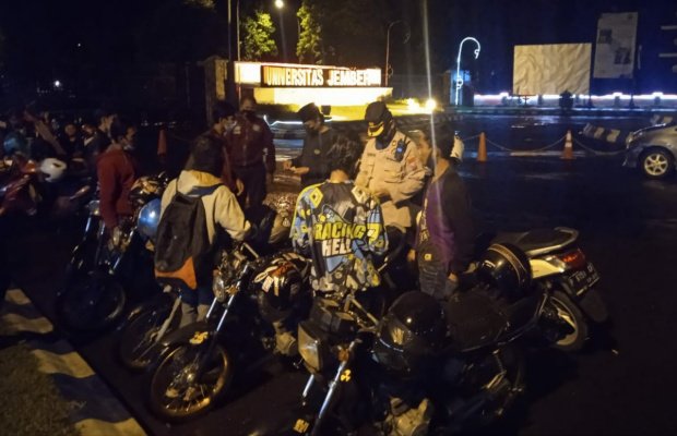 Foto : Polsek Sumbersari gelar patroli malam