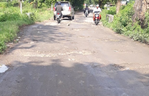 Foto: Kondisi jalan rusak di Kecamatan Guluk - guluk