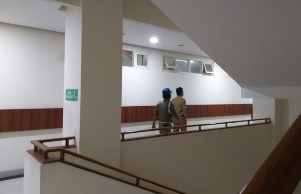 Foto: Sekda Kota Batu Zadim Efisiensi didampingi anggota Satpol PP menuju ruang pemeriksaan.