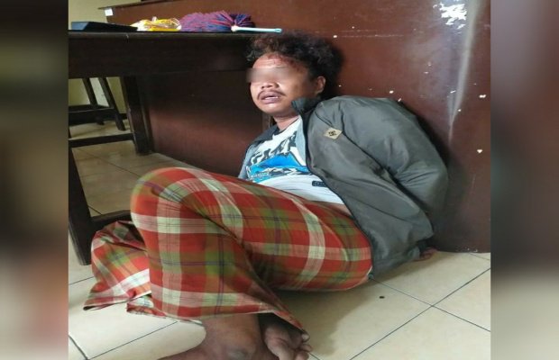 Foto: SR, pelaku pencurian sepeda motor saat di Mapolsek Manding