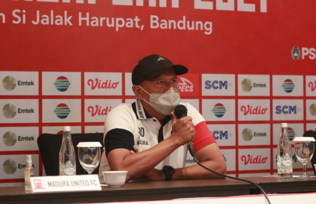 Foto: Coach RD saat jumpa pers 